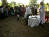 Padre Gianfranco celebra la S.Messa in un villaggio