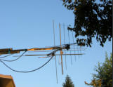 Particolare di una antenna, da notare la scritta Cumura 2012 fatta dal Livio IZ3BUR nei bracci in legno. A SX si intravedono i due accoppiatori.