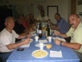 Pausa pranzo, alcuni hanno timbrato il cartellino a casa e poi sono tornati. Da notare il piatto di spaghetti in primo piano! Sono del Giulietto IK3XTT impegnato con la macchina fotografica.