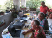 Lo shack durante un collegamento. Da SX I3LDP, IK3RBE, IK3ESB in piedi pronto a riposizionare le antenne.Dietro l'obiettivo I3EJ