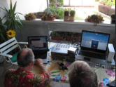 Da SX: Lucio al PC con WSJT, lo Yaesu FT-736 con sopra l'interfaccia radio, Libero al PC (collegamento Skype con I3MEK o Chat EME) con a fianco il sequencer/commutatore H/V, sotto l'amplificatore 1 kW a mosfet.