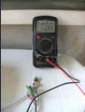 Ecco il tester, in questo caso l'antenna ha un'elevazione di 08,8. Dobbiamo immaginare la virgola spostata a destra di un numero.Precisione di lettura il decimo di grado. Anche troppo per due antenne accoppiate, comunque meglio cos