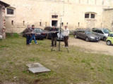 Ultime fasi del montaggio all'interno del cortile su treppiede. Da SX I3VJW - IZ3STA - IK3RBE - IZ3BUR