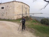 L'antenna spostata fuori dal cortile per le prove, con Tony IK3ESB che monta anche il preamplificatore costruito da Enzo IK3VDD.